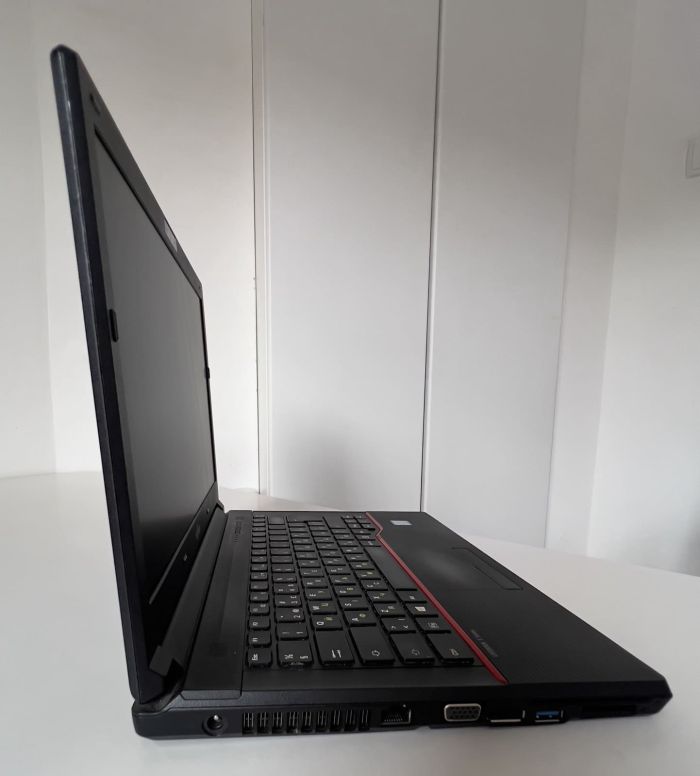 Ноутбук Fujitsu LIFEBOOK E546